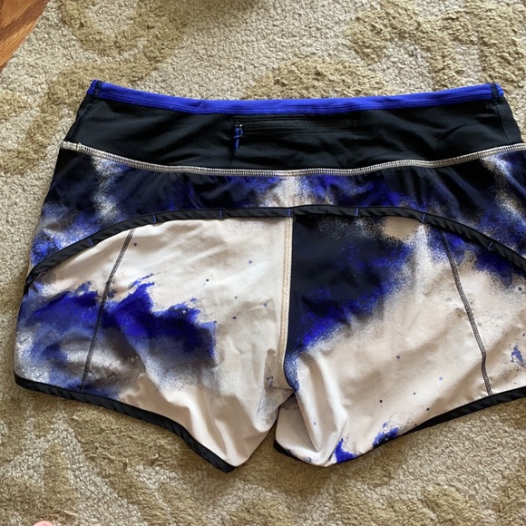Lululemon Speed up, mid rise 4” shorts - Picture 3 of 4